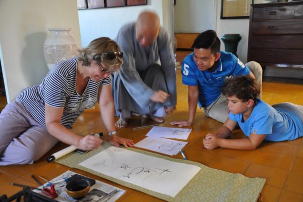 Kalligraphieunterricht im Tempel