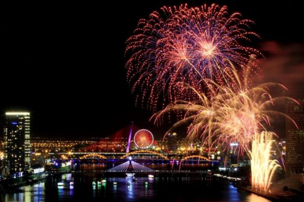 Internationales Feuerwerksfestival Danang - Die Legende der Brücken