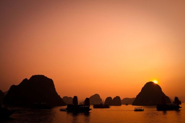 Halong Bucht gehört zu der Farbpalette von schönster Reisezielen der Welt