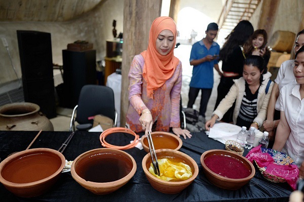 Herstellung von Batikstoff in Indonesien