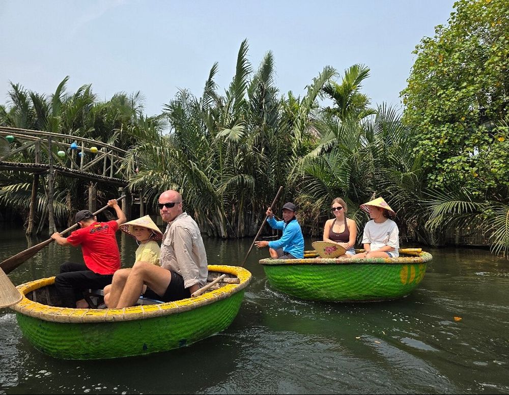 Kokosnusswald Cẩm Thanh mit traditionellem Korbboot bei Hoi An