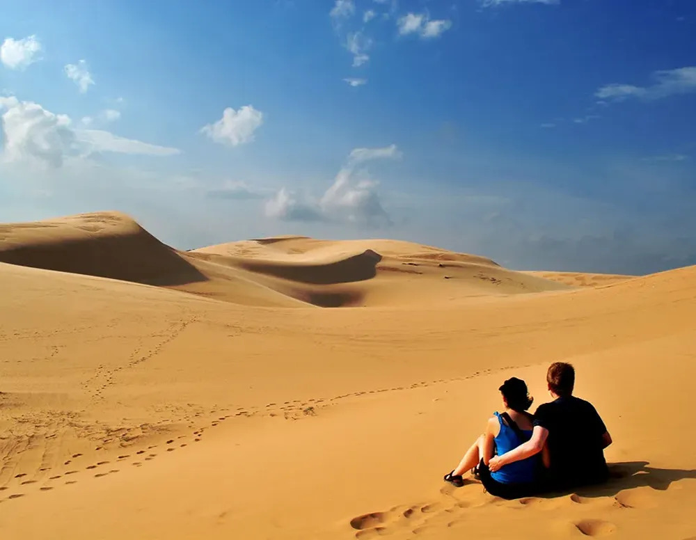 Touristen an den Roten Sanddünen bei Mui Ne