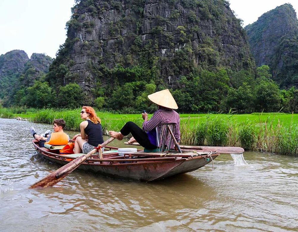 Bootsfahrt durch Reisfelder in Tam Coc, Ninh Binh