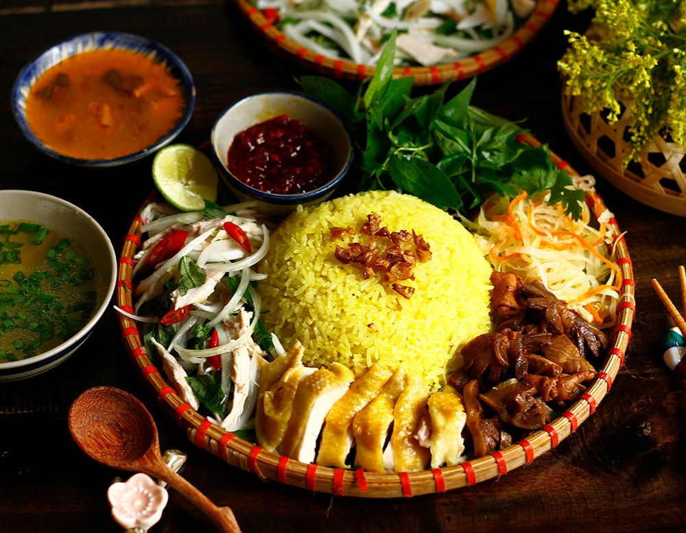 Cơm Gà Hội An mit Hühnerfleisch und Kräutern
