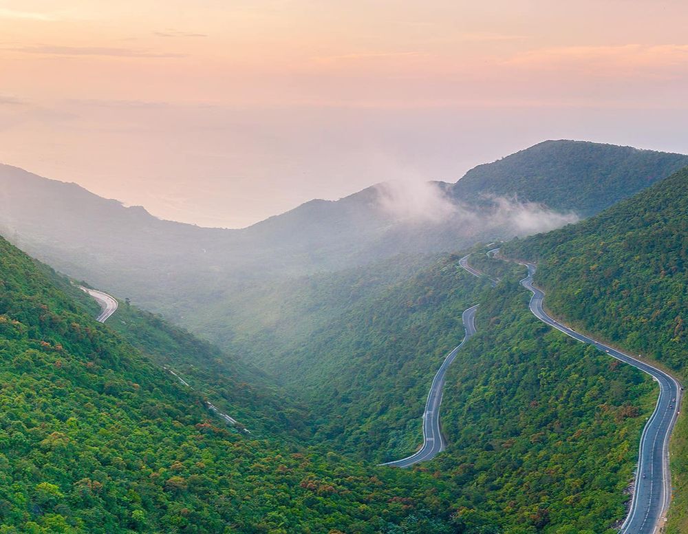 Hai-Van-Pass mit kurvenreicher Küstenstraße und Berglandschaft in Zentralvietnam