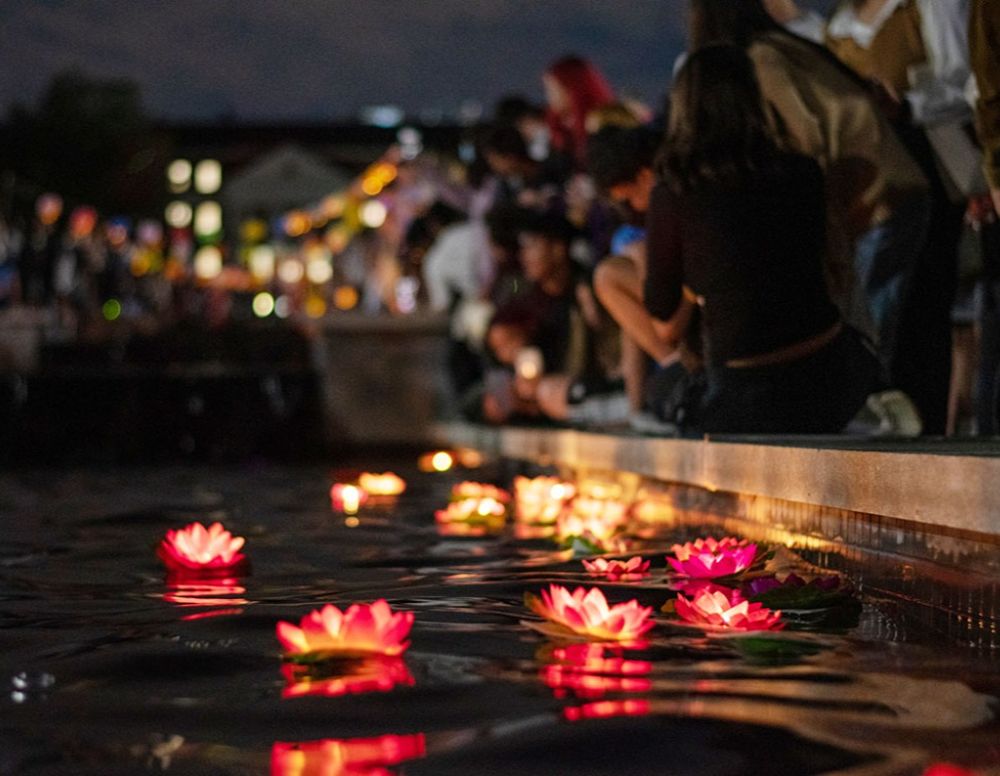 Traditionelle Laternen auf dem Thu-Bồn-Fluss in Hoi An am Abend
