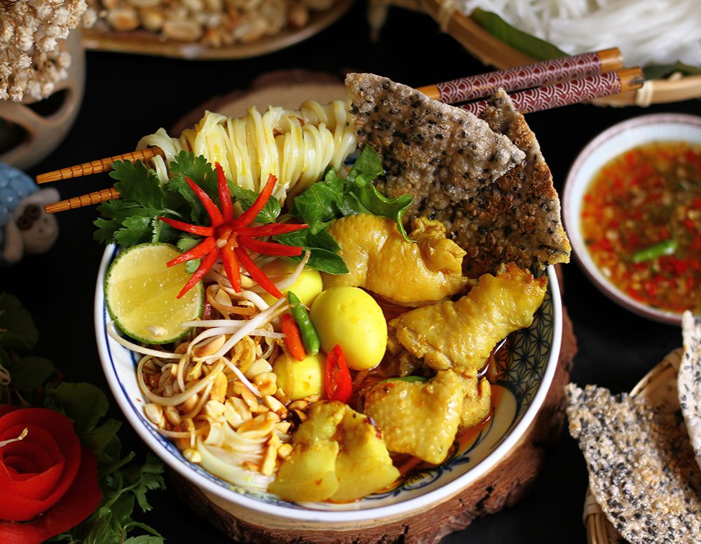 Mỳ Quảng mit Reisnudeln und Kräutern in Hoi An