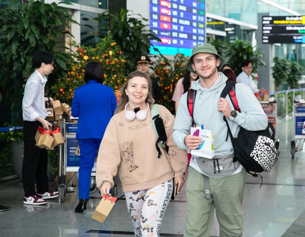Europäischer Reisender bei der Ankunft in Vietnam