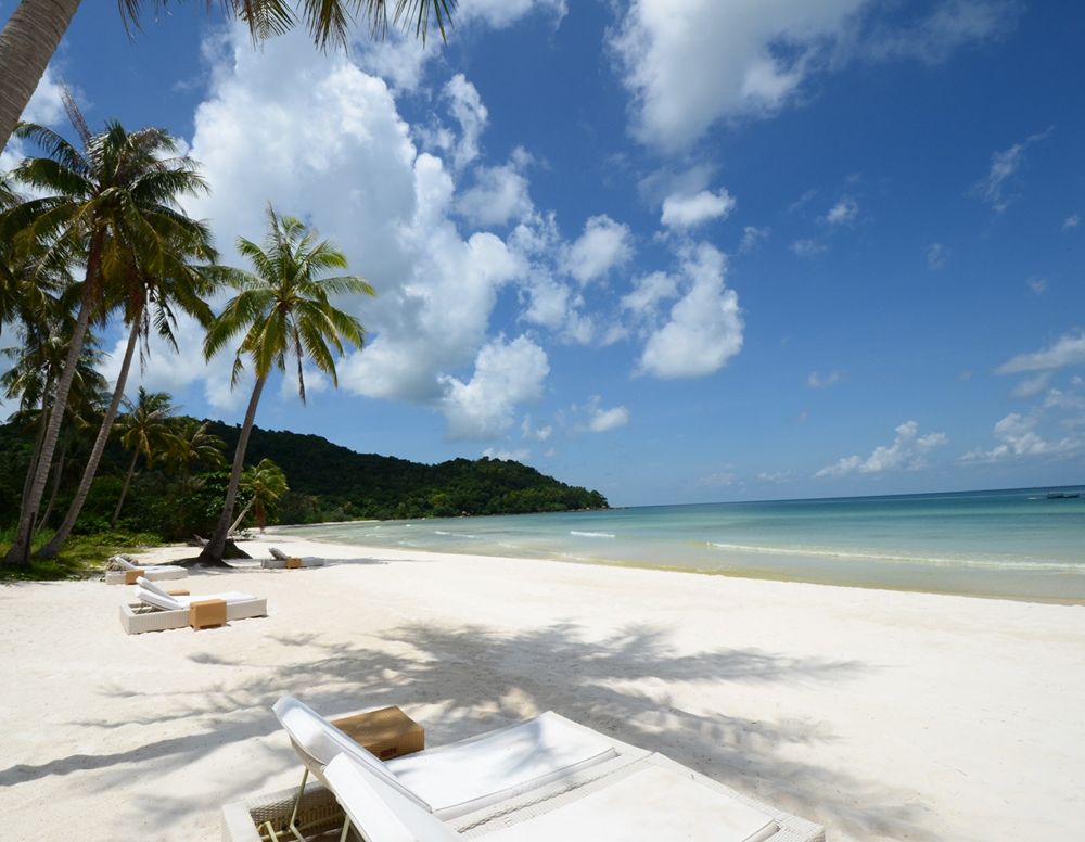 Sao-Strand auf Phu Quoc mit weißem Sand und türkisblauem Wasser.