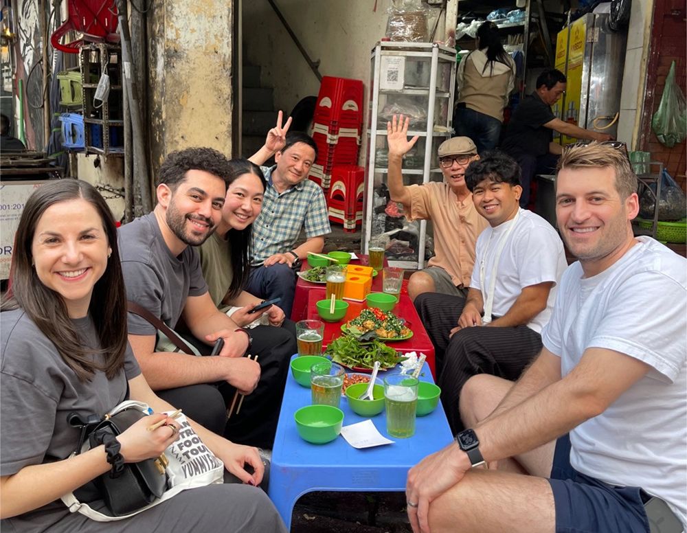 Ausländische Reisende beim Street Food in Vietnam