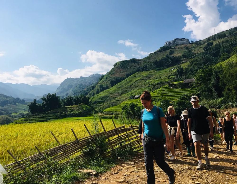 Touristen beim Trekking in Vietnam