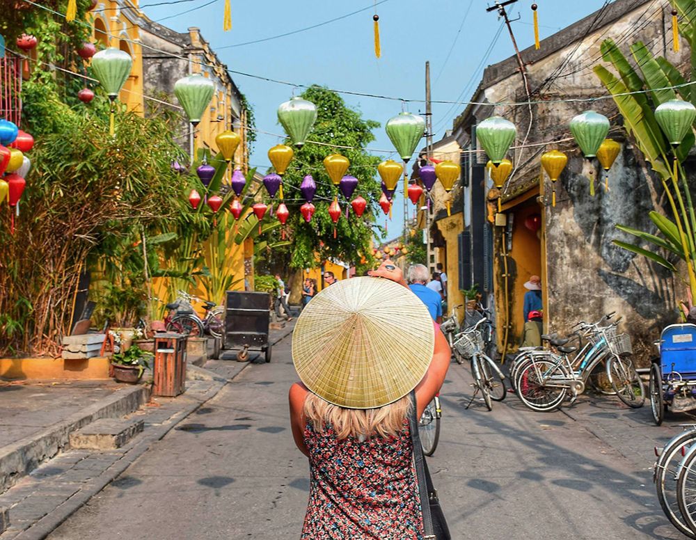 Spaziergang durch die historische Altstadt von Hoi An mit traditionellen Häusern